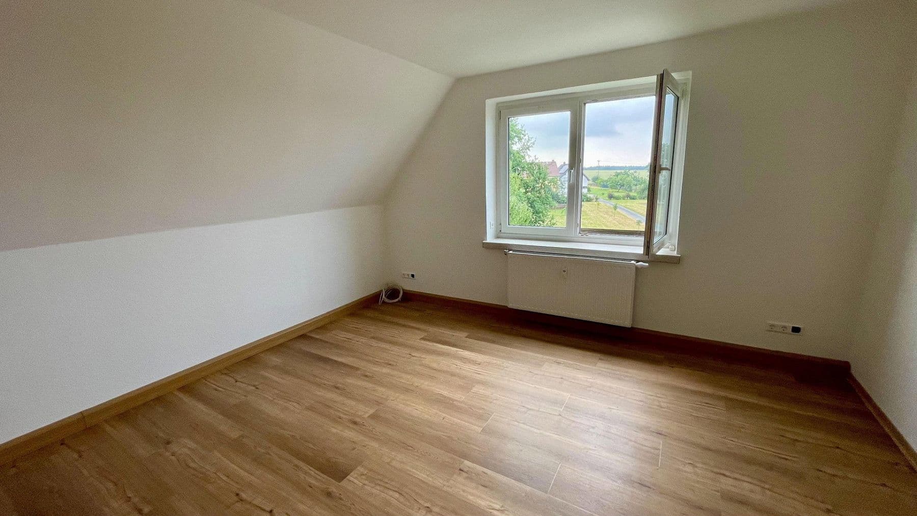 Pronájem bytu 3+1 64 m², Langenbernsdorf, Sasko Pronájem bytu 3+1 64 m², Langenbernsdorf, Sasko