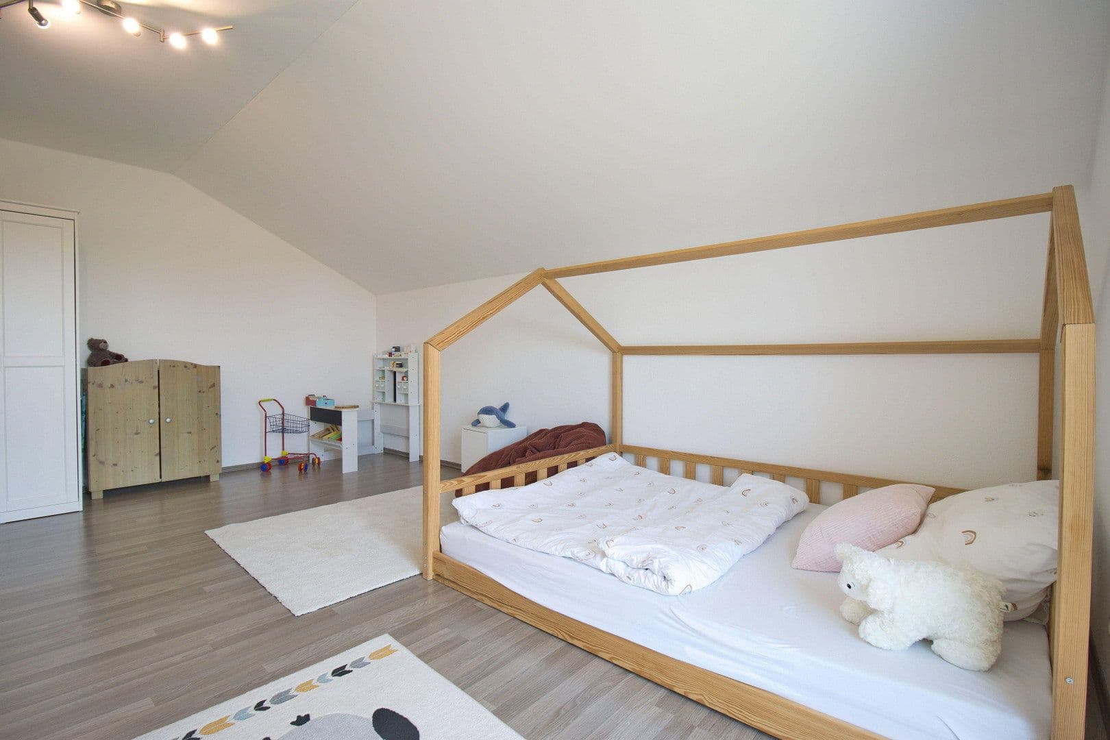 Prodej domu 440 m², pozemek 1.757 m², Neumarkt-Sankt Veit, Bavorsko Prodej domu 440 m², pozemek 1.757 m², Neumarkt-Sankt Veit, Bavorsko