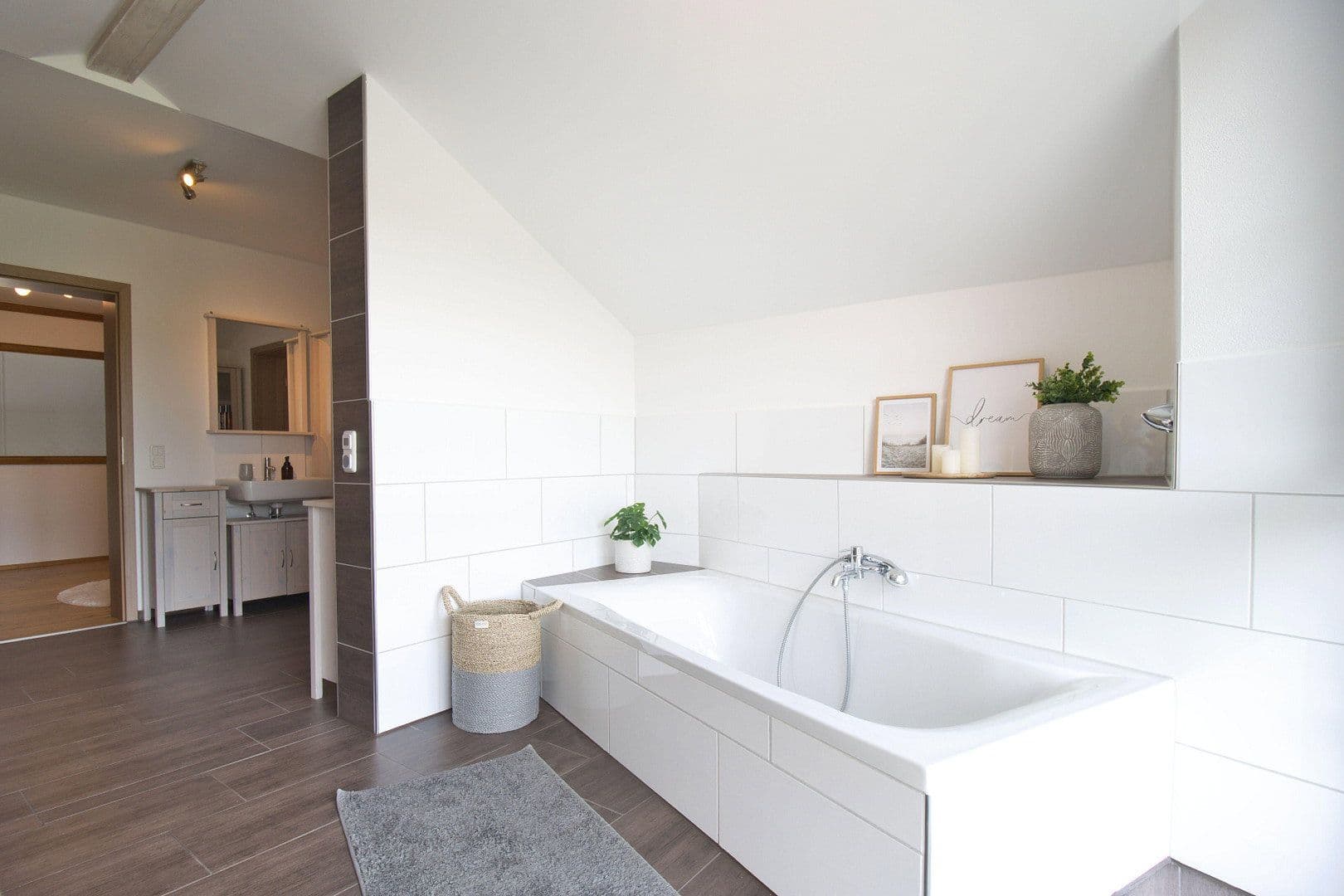 Prodej domu 440 m², pozemek 1.757 m², Neumarkt-Sankt Veit, Bavorsko Prodej domu 440 m², pozemek 1.757 m², Neumarkt-Sankt Veit, Bavorsko