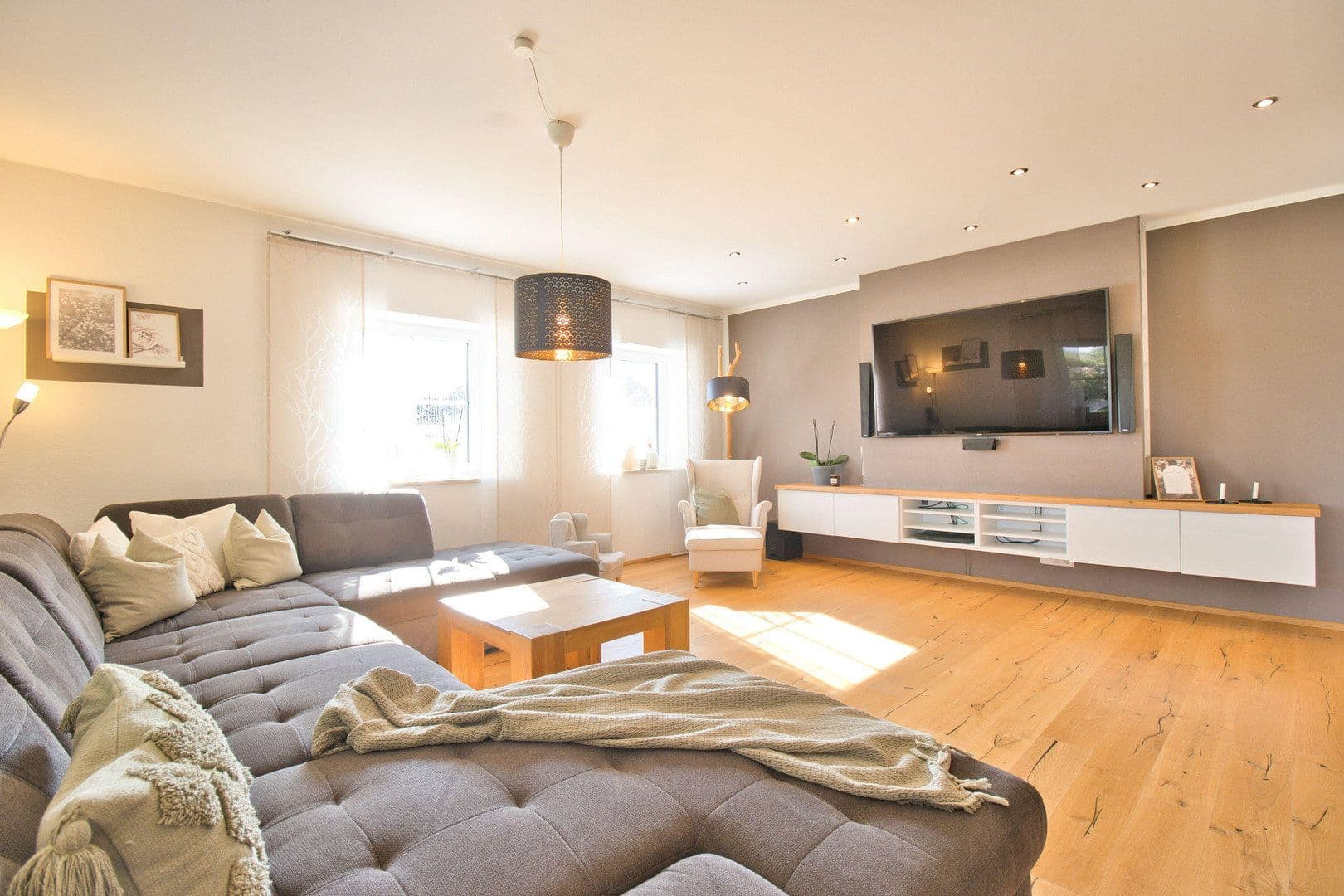 Prodej domu 440 m², pozemek 1.757 m², Neumarkt-Sankt Veit, Bavorsko Prodej domu 440 m², pozemek 1.757 m², Neumarkt-Sankt Veit, Bavorsko