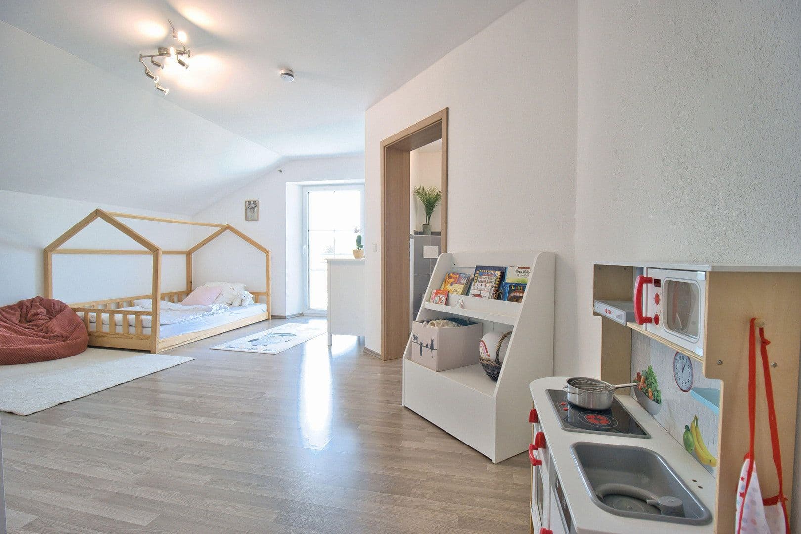 Prodej domu 440 m², pozemek 1.757 m², Neumarkt-Sankt Veit, Bavorsko Prodej domu 440 m², pozemek 1.757 m², Neumarkt-Sankt Veit, Bavorsko