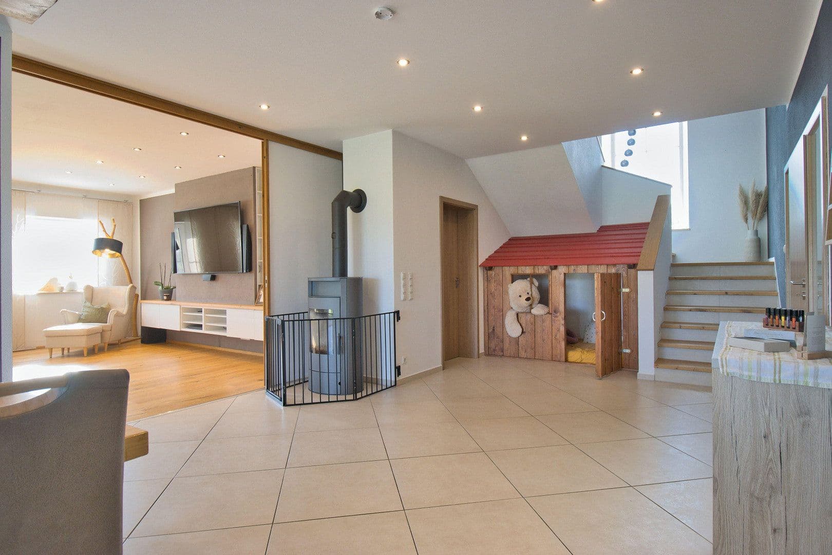 Prodej domu 440 m², pozemek 1.757 m², Neumarkt-Sankt Veit, Bavorsko Prodej domu 440 m², pozemek 1.757 m², Neumarkt-Sankt Veit, Bavorsko