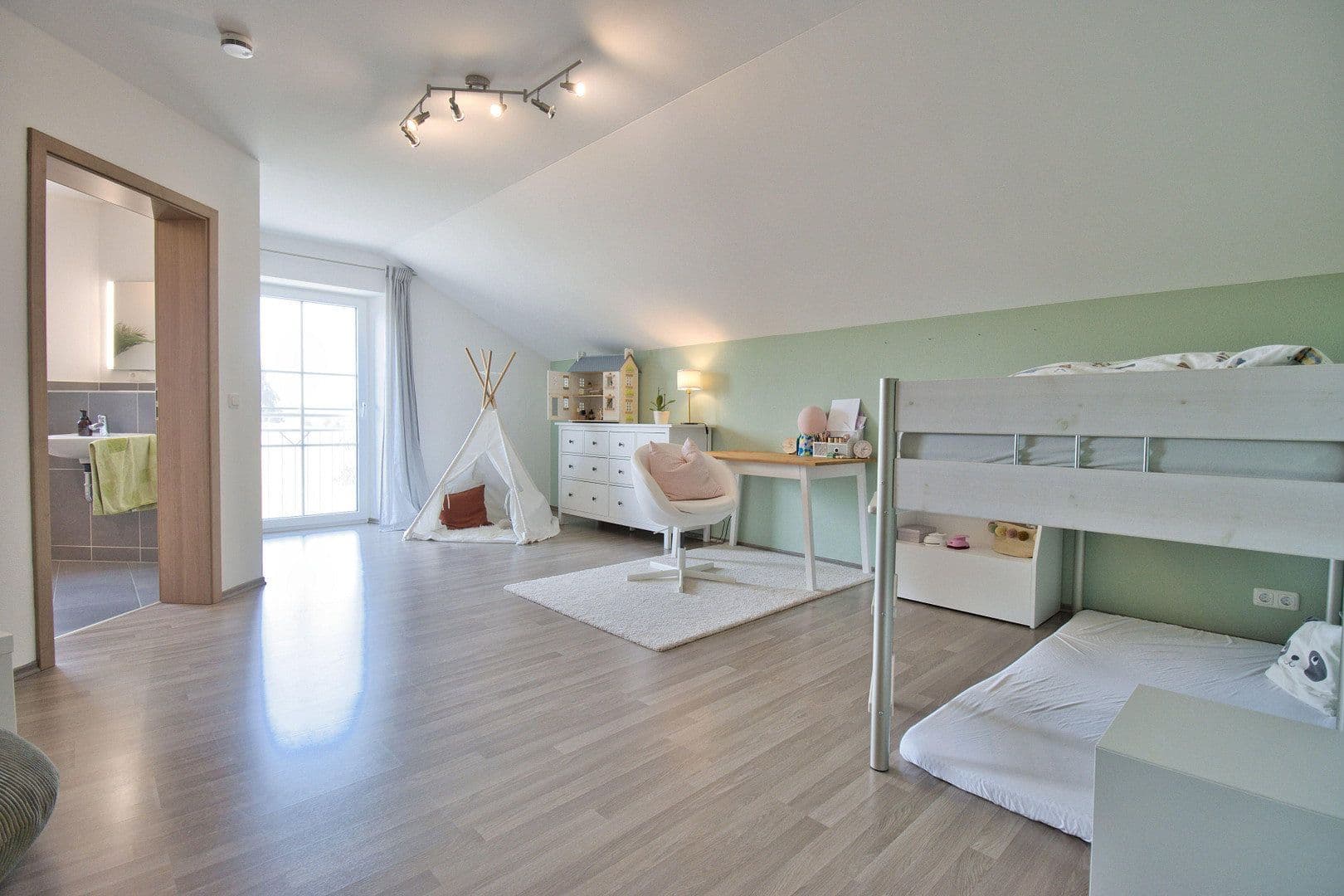 Prodej domu 440 m², pozemek 1.757 m², Neumarkt-Sankt Veit, Bavorsko Prodej domu 440 m², pozemek 1.757 m², Neumarkt-Sankt Veit, Bavorsko