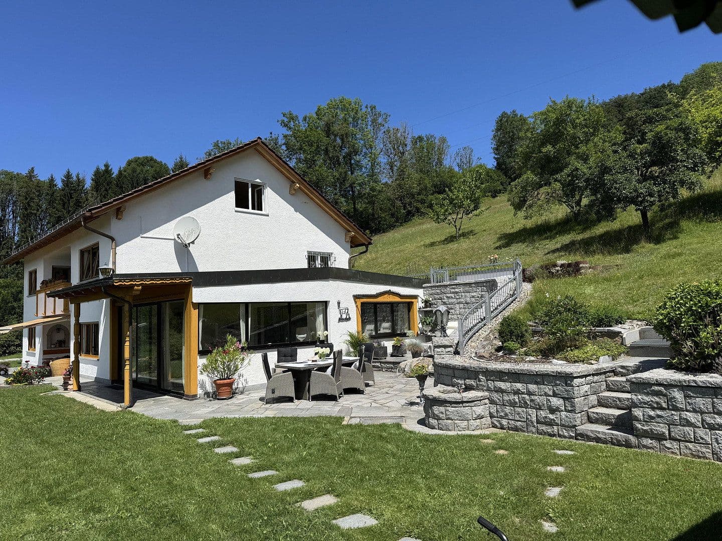 Prodej domu 335 m², pozemek 12.834 m², Waldbrunn, Bavorsko Prodej domu 335 m², pozemek 12.834 m², Waldbrunn, Bavorsko