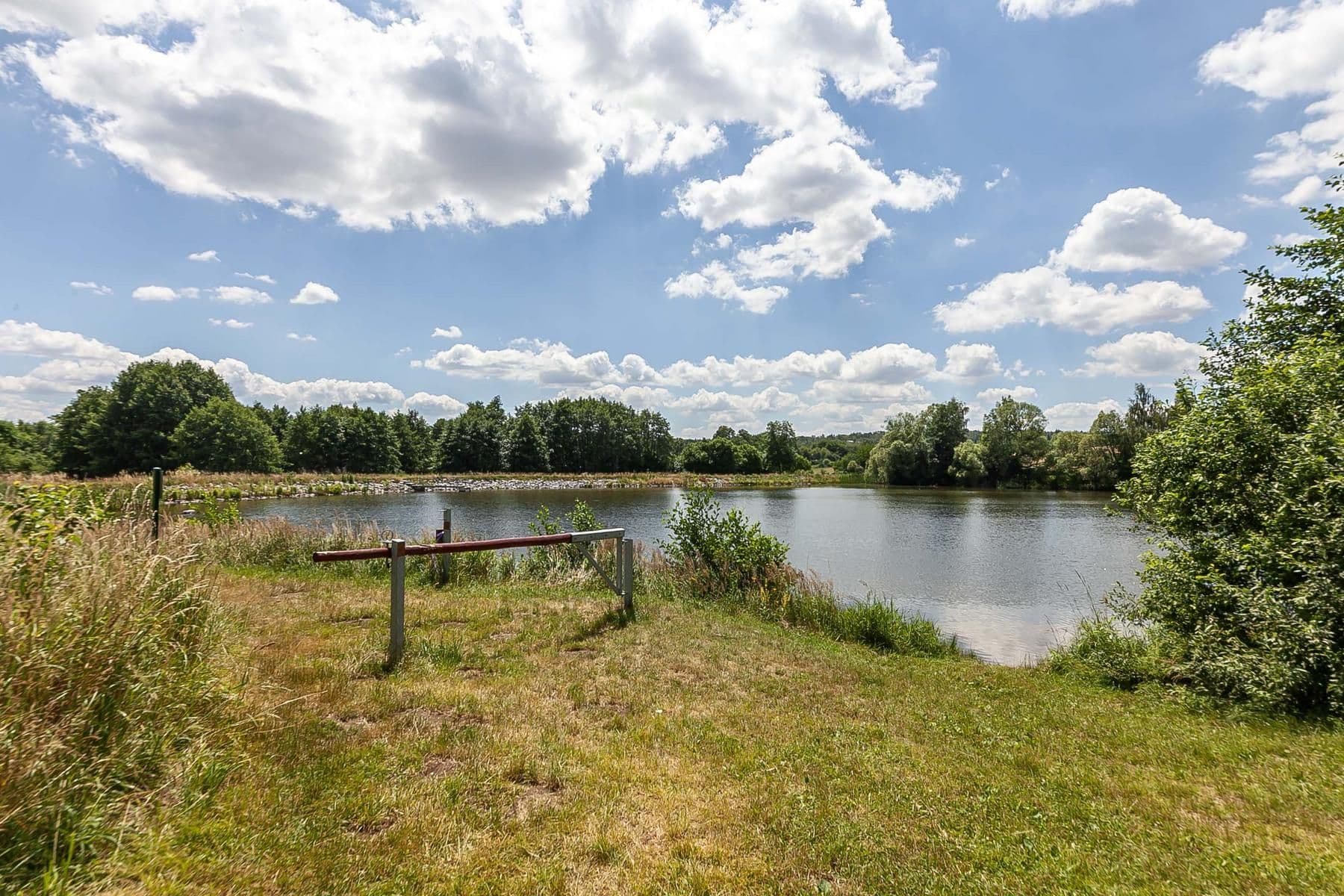 Prodej pozemku 1.449 m², Milín, Středočeský kraj Prodej pozemku 1.449 m², Milín, Středočeský kraj