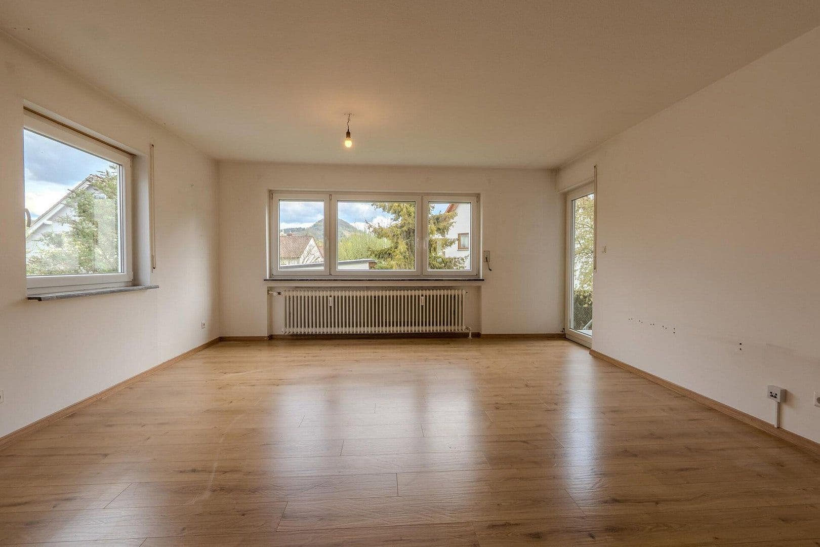 Pronájem bytu 2+1 65 m², Grüner Weg 33, Reutlingen, Bádensko-Württembersko Pronájem bytu 2+1 65 m², Grüner Weg 33, Reutlingen, Bádensko-Württembersko