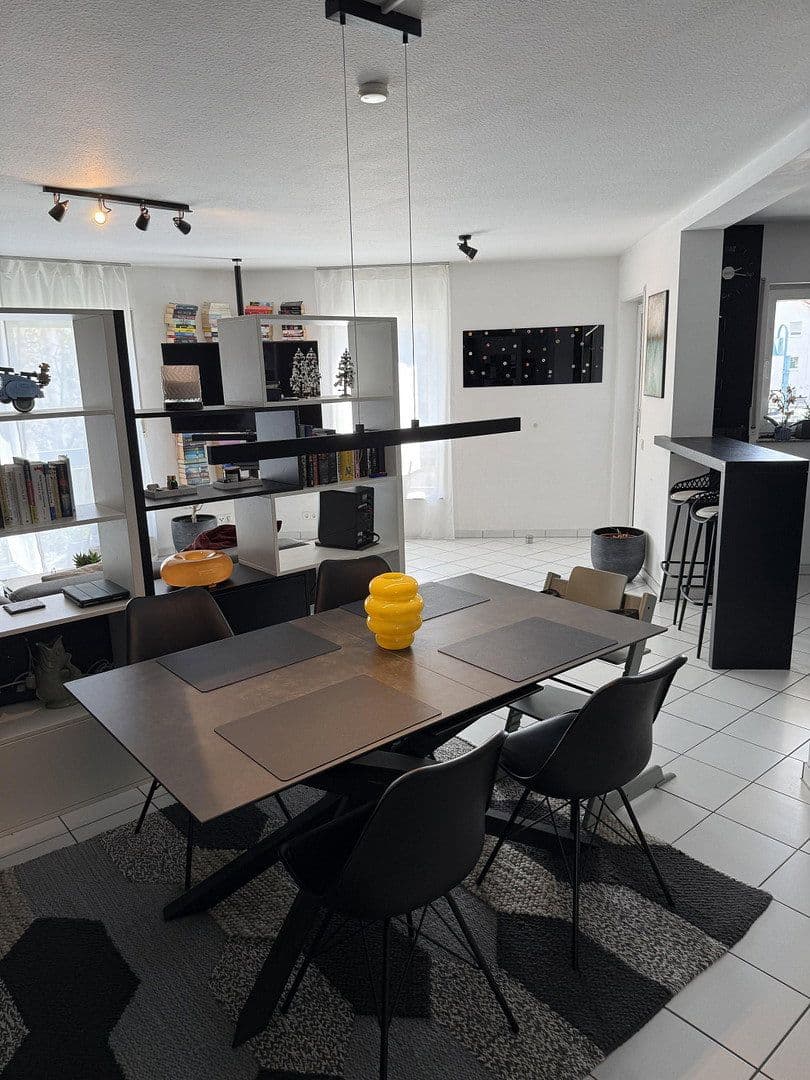 Pronájem bytu 2+1 68 m², Johanna-Kirchner-Straße 2, Hochheim, Hessen Pronájem bytu 2+1 68 m², Johanna-Kirchner-Straße 2, Hochheim, Hessen