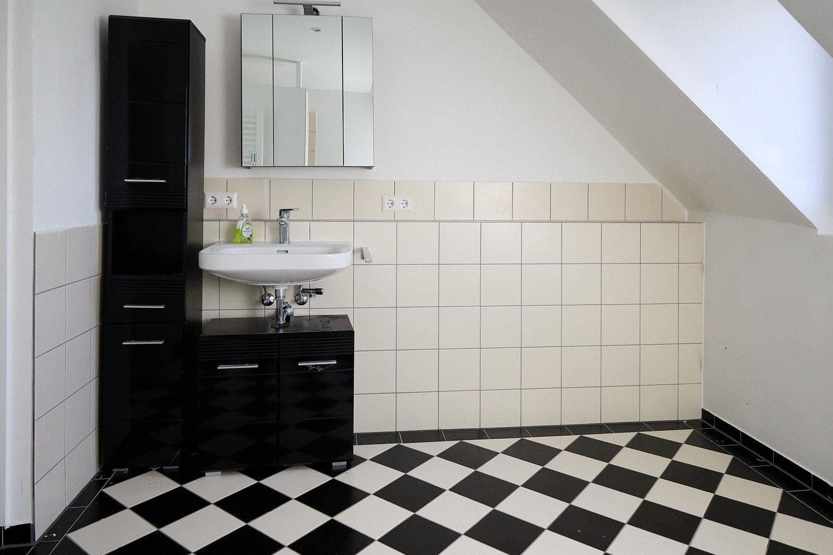 Pronájem bytu 3+1 95 m², Kirchheim unter Teck, Bádensko-Württembersko Pronájem bytu 3+1 95 m², Kirchheim unter Teck, Bádensko-Württembersko