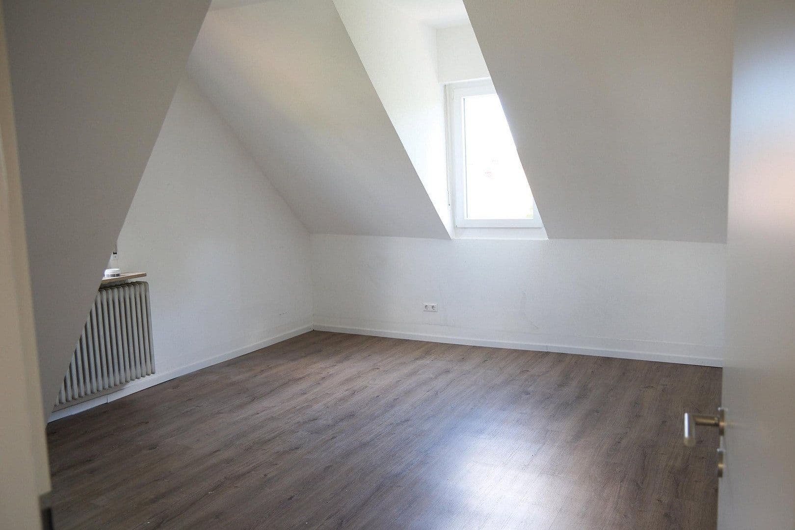 Pronájem bytu 3+1 95 m², Kirchheim unter Teck, Bádensko-Württembersko Pronájem bytu 3+1 95 m², Kirchheim unter Teck, Bádensko-Württembersko