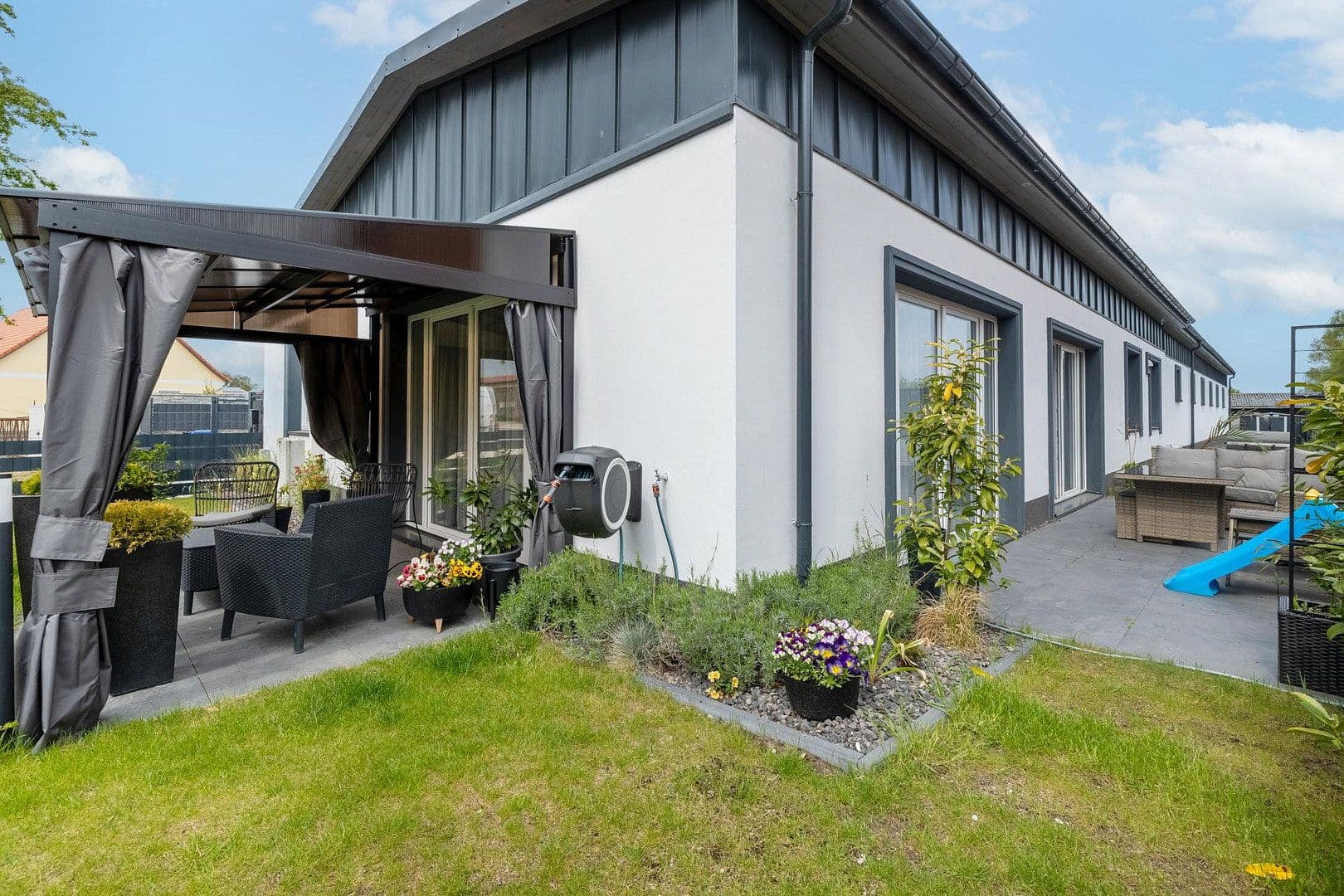 Prodej domu 391 m², pozemek 991 m², Dorfstrasse 10, Berlin, Berlín Prodej domu 391 m², pozemek 991 m², Dorfstrasse 10, Berlin, Berlín