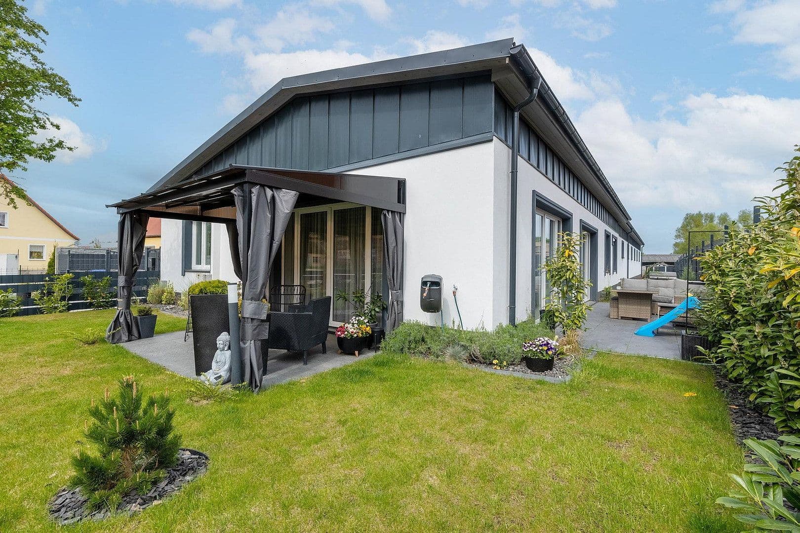 Prodej domu 391 m², pozemek 991 m², Dorfstrasse 10, Berlin, Berlín Prodej domu 391 m², pozemek 991 m², Dorfstrasse 10, Berlin, Berlín
