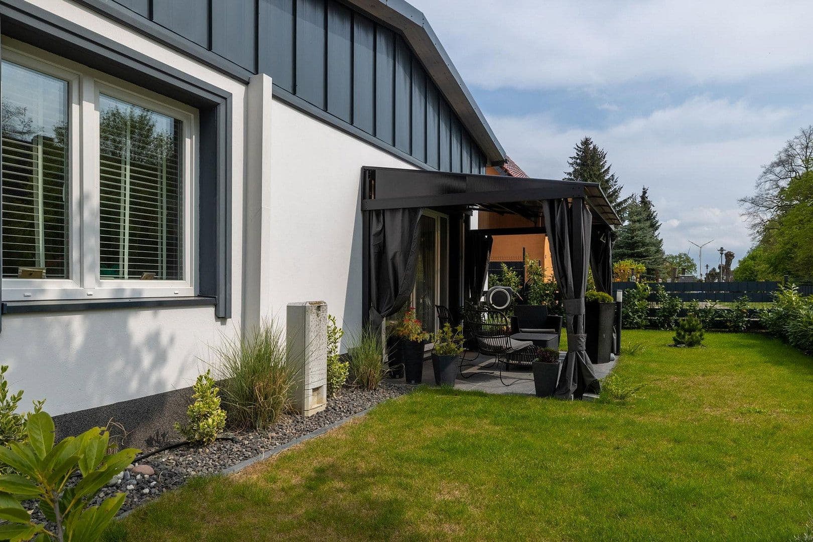 Prodej domu 391 m², pozemek 991 m², Dorfstrasse 10, Berlin, Berlín Prodej domu 391 m², pozemek 991 m², Dorfstrasse 10, Berlin, Berlín