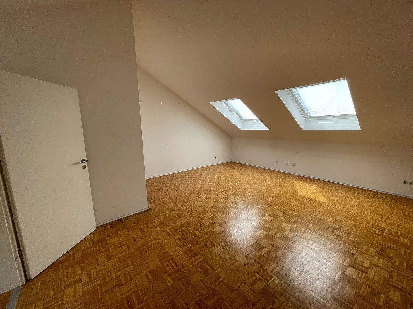 Prodej domu 200 m², pozemek 177 m², Affalterbacher Straße 16, Remseck am Neckar, Bádensko-Württembersko Prodej domu 200 m², pozemek 177 m², Affalterbacher Straße 16, Remseck am Neckar, Bádensko-Württembersko