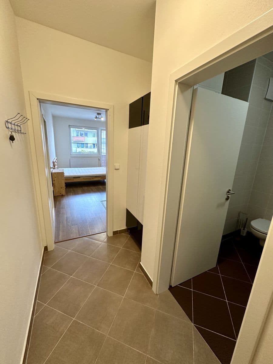 Pronájem bytu 1+kk 36 m², Modenská, Praha, Praha Pronájem bytu 1+kk 36 m², Modenská, Praha, Praha