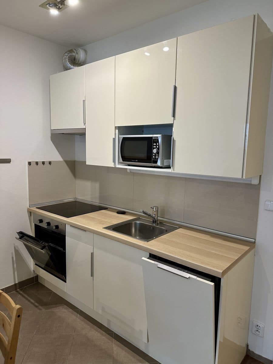 Pronájem bytu 1+kk 36 m², Modenská, Praha, Praha Pronájem bytu 1+kk 36 m², Modenská, Praha, Praha