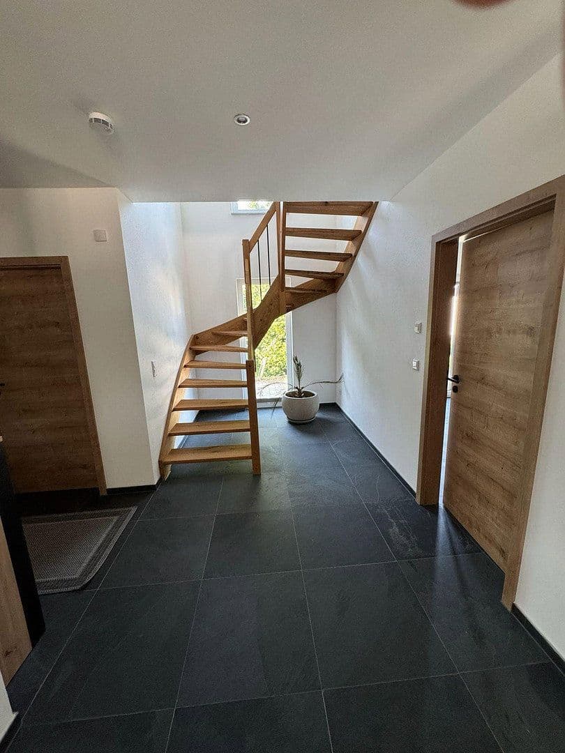 Pronájem domu 168 m², pozemek 411 m², Neuburger Straße 21a, Ehekirchen, Bavorsko Pronájem domu 168 m², pozemek 411 m², Neuburger Straße 21a, Ehekirchen, Bavorsko