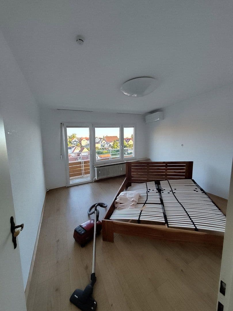 Pronájem bytu 3+1 120 m², Weinheim, Bádensko-Württembersko Pronájem bytu 3+1 120 m², Weinheim, Bádensko-Württembersko