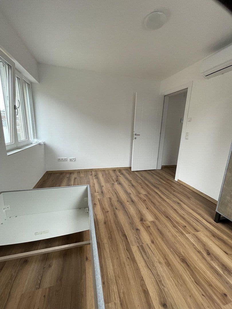 Pronájem bytu 5+1 99 m², Düsseldorf, Severní Porýní-Vestfálsko Pronájem bytu 5+1 99 m², Düsseldorf, Severní Porýní-Vestfálsko