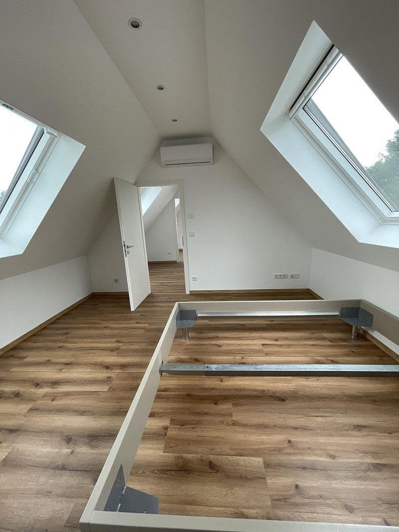 Pronájem bytu 5+1 99 m², Düsseldorf, Severní Porýní-Vestfálsko Pronájem bytu 5+1 99 m², Düsseldorf, Severní Porýní-Vestfálsko