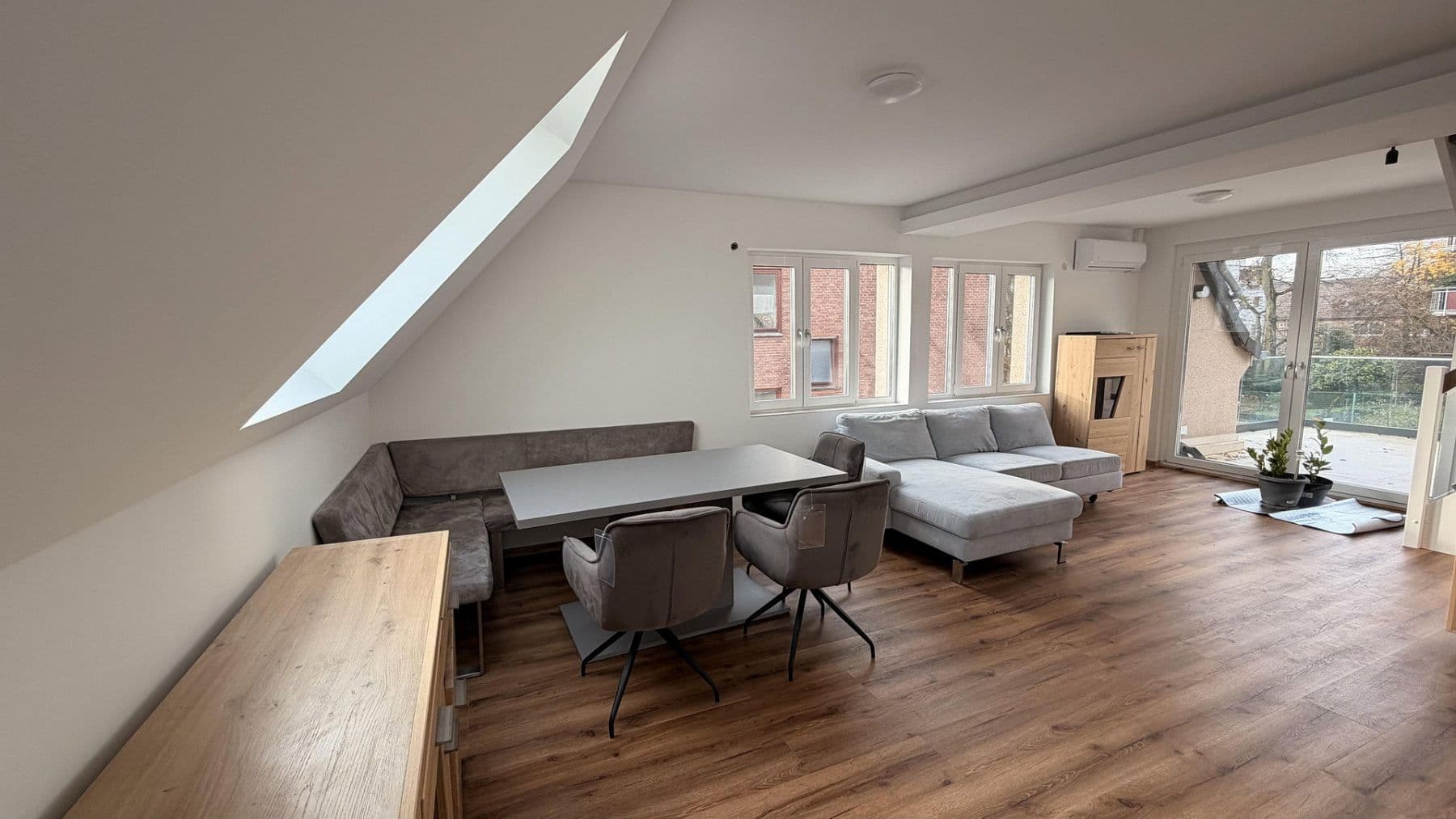 Pronájem bytu 5+1 99 m², Düsseldorf, Severní Porýní-Vestfálsko Pronájem bytu 5+1 99 m², Düsseldorf, Severní Porýní-Vestfálsko