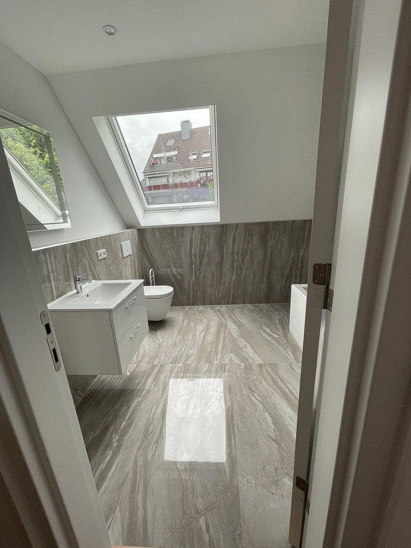 Pronájem bytu 5+1 99 m², Düsseldorf, Severní Porýní-Vestfálsko Pronájem bytu 5+1 99 m², Düsseldorf, Severní Porýní-Vestfálsko