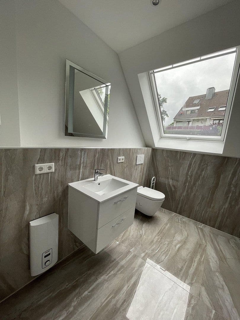 Pronájem bytu 5+1 99 m², Düsseldorf, Severní Porýní-Vestfálsko Pronájem bytu 5+1 99 m², Düsseldorf, Severní Porýní-Vestfálsko