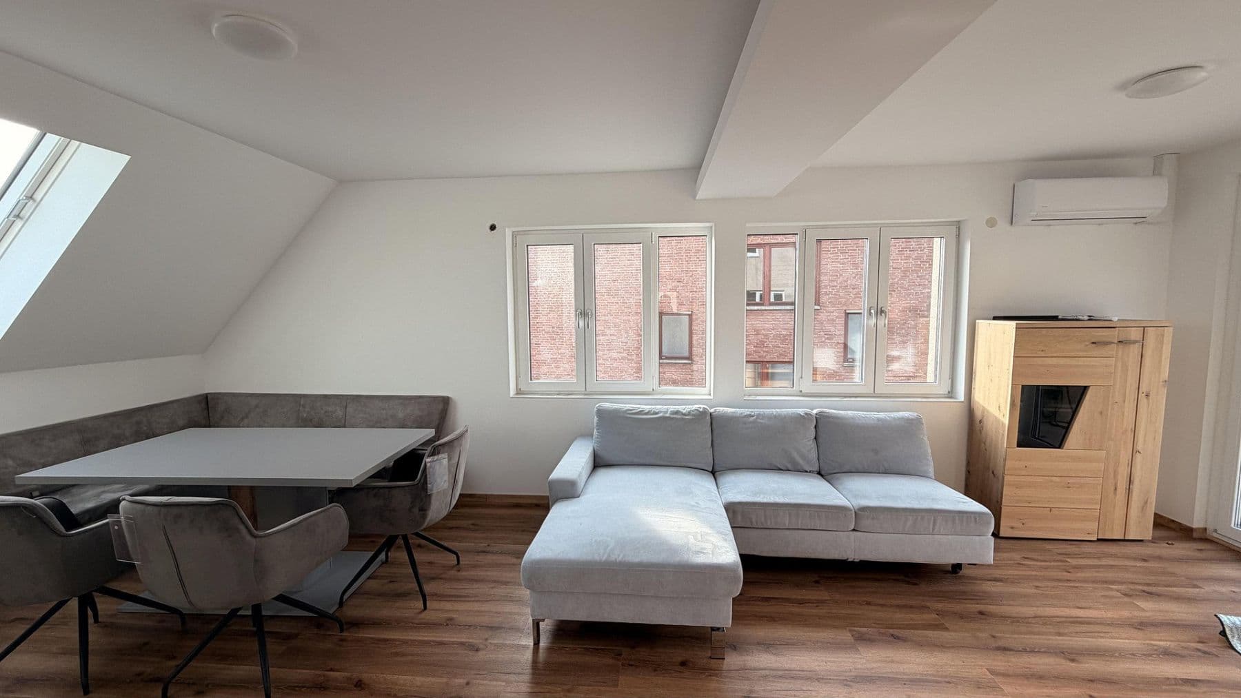 Pronájem bytu 5+1 99 m², Düsseldorf, Severní Porýní-Vestfálsko Pronájem bytu 5+1 99 m², Düsseldorf, Severní Porýní-Vestfálsko