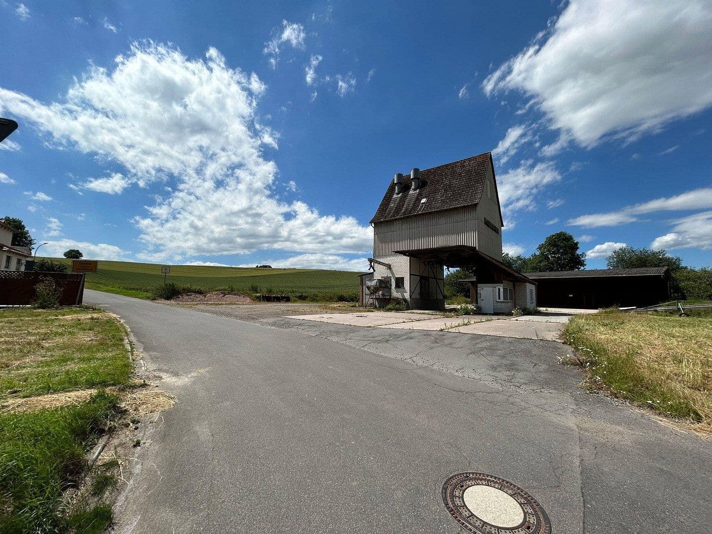 Prodej nebytového prostoru 2.508 m², Raiffeisenstraße 2, Sontra, Hessen Prodej nebytového prostoru 2.508 m², Raiffeisenstraße 2, Sontra, Hessen