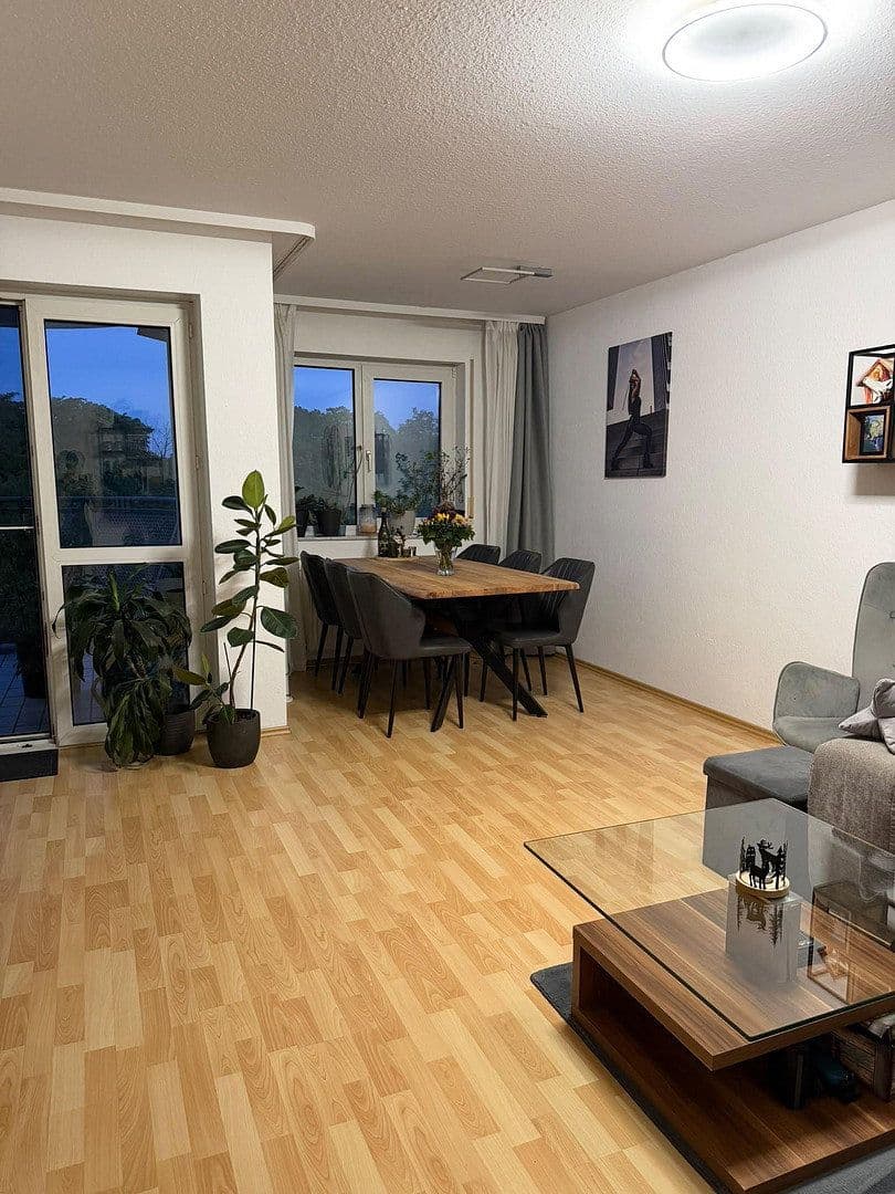 Pronájem bytu 3+1 90 m², Hallesche Allee 13, Karlsruhe, Bádensko-Württembersko Pronájem bytu 3+1 90 m², Hallesche Allee 13, Karlsruhe, Bádensko-Württembersko