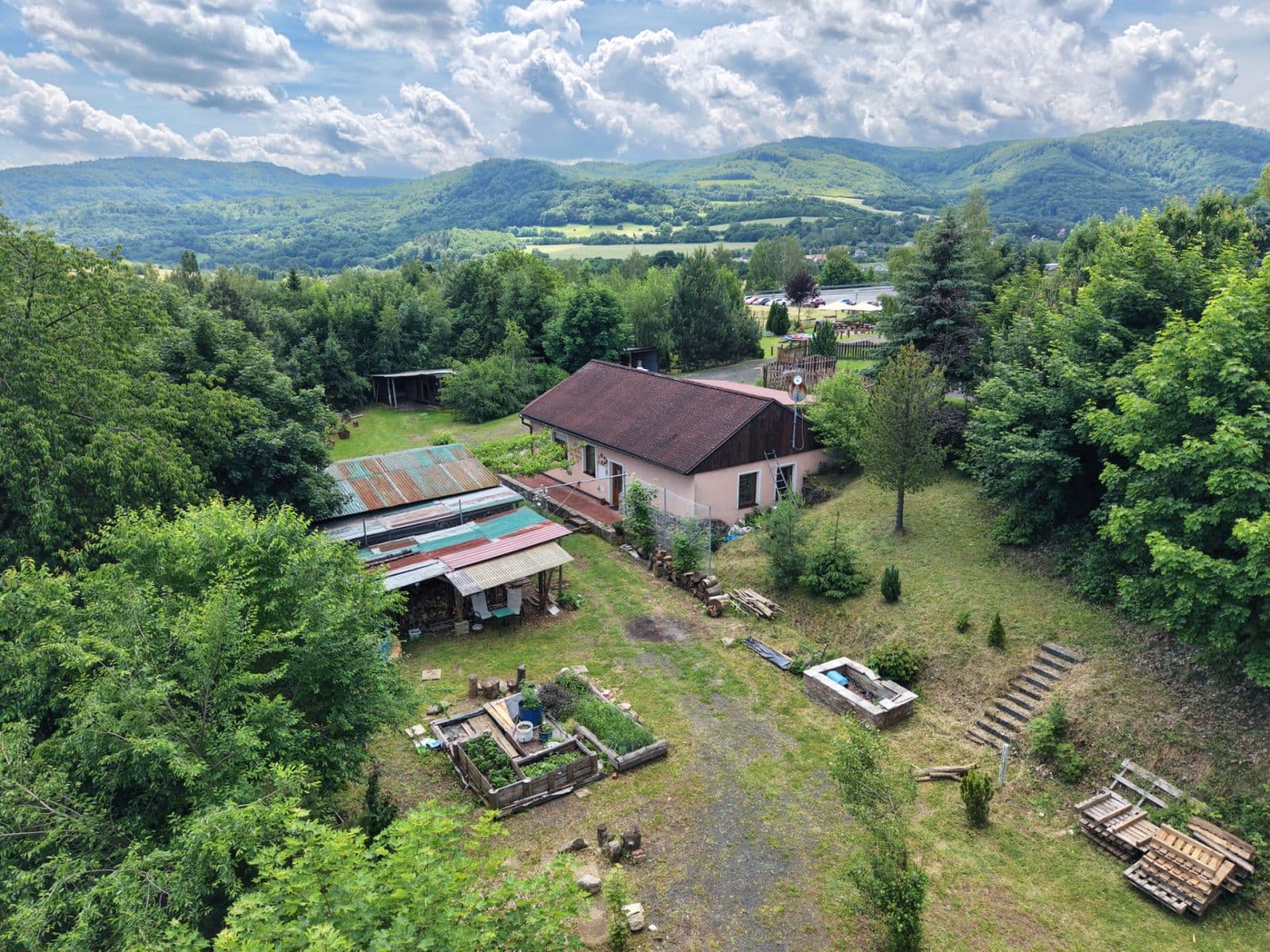 Prodej domu 110 m², pozemek 3.996 m², Karlovarská, Perštejn, Ústecký kraj Prodej domu 110 m², pozemek 3.996 m², Karlovarská, Perštejn, Ústecký kraj