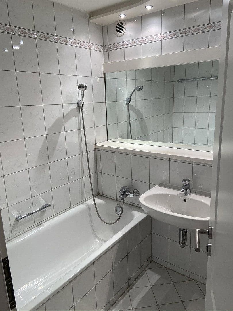 Pronájem bytu 1+1 40 m², Münchnerstr. 54, Kr. München - Unterhaching, Bavorsko Pronájem bytu 1+1 40 m², Münchnerstr. 54, Kr. München - Unterhaching, Bavorsko