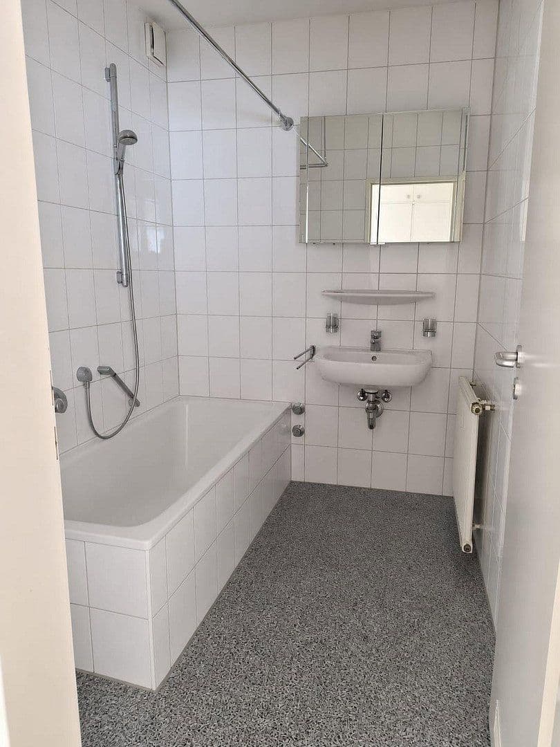 Pronájem bytu 2+1 80 m², Friedrichshafen, Bádensko-Württembersko Pronájem bytu 2+1 80 m², Friedrichshafen, Bádensko-Württembersko