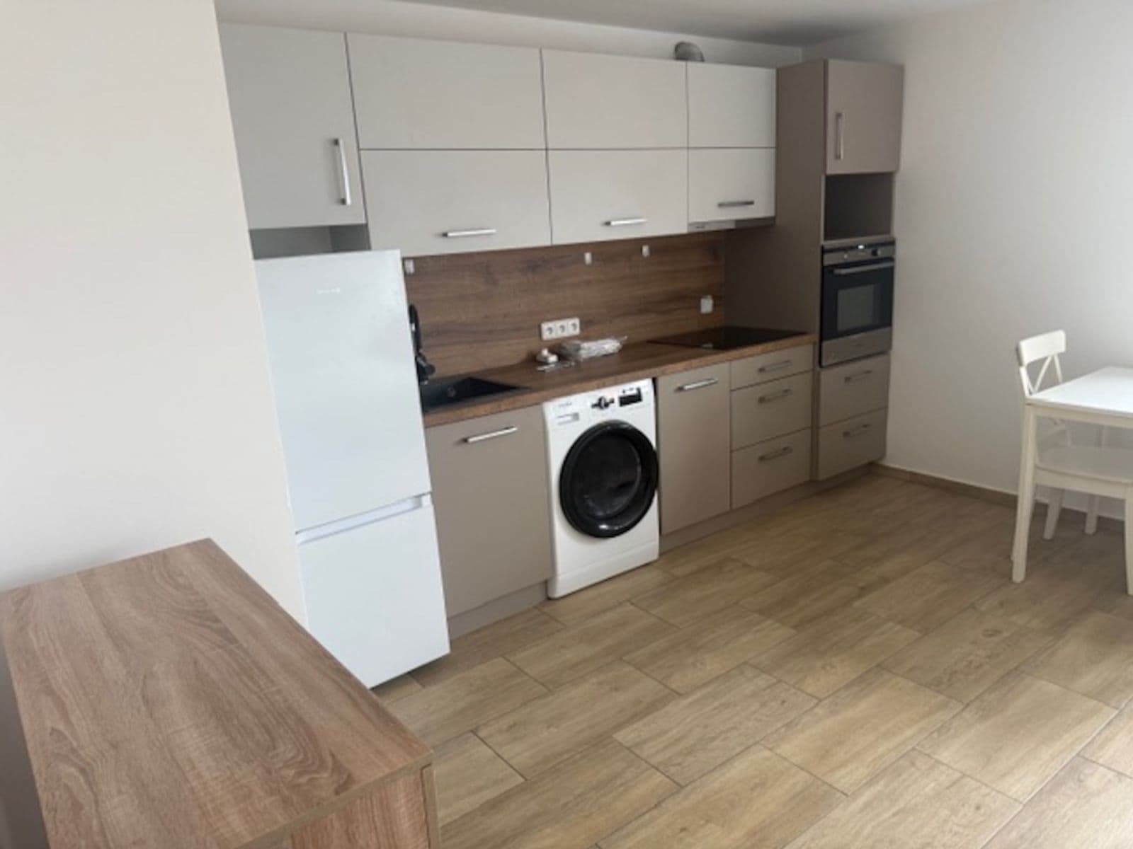 Pronájem bytu Garsoniéra 28 m², Koutníkova, Hradec Králové, Královéhradecký kraj Pronájem bytu Garsoniéra 28 m², Koutníkova, Hradec Králové, Královéhradecký kraj