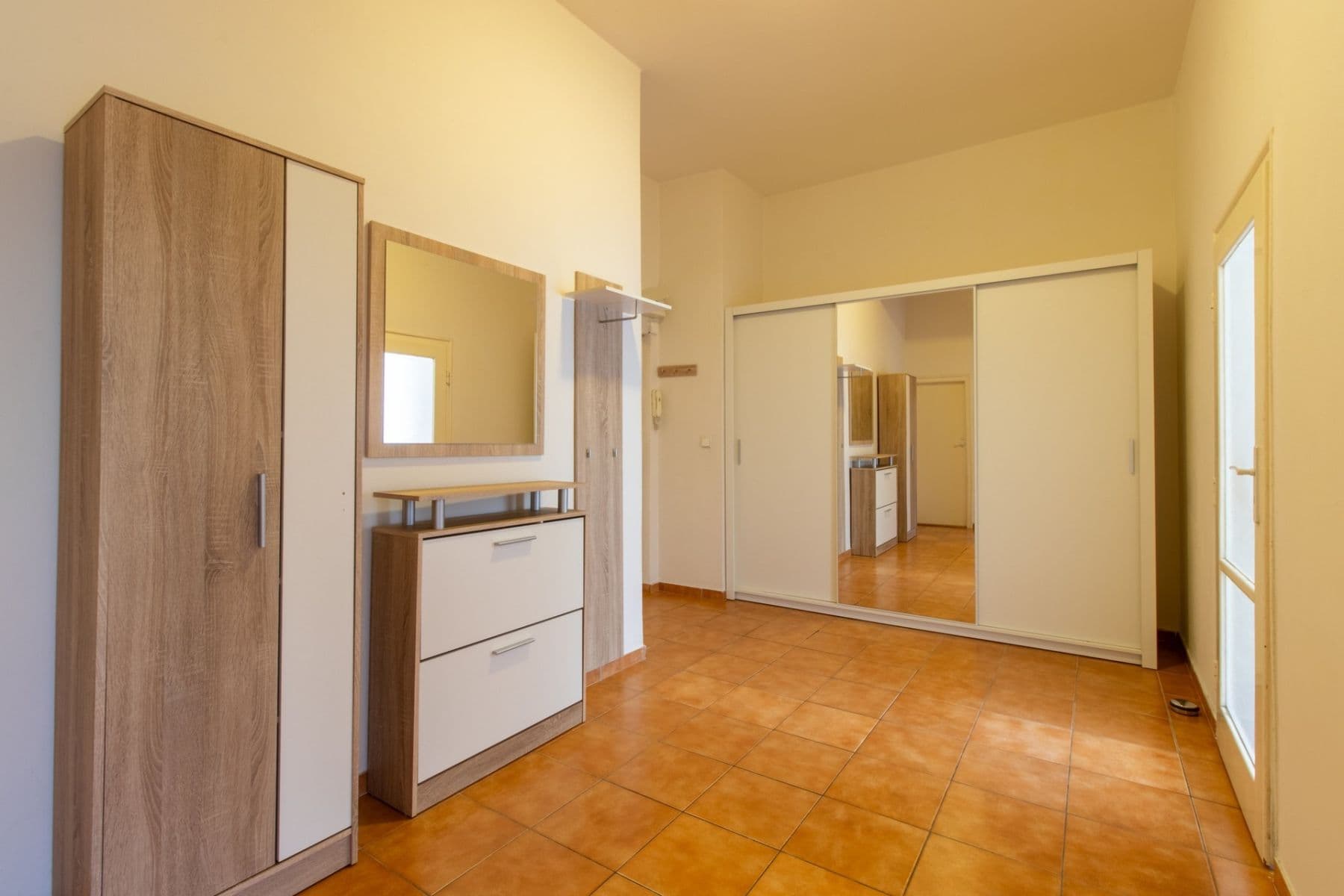 Pronájem bytu 1+1 55 m², 28. pluku, Praha, Praha Pronájem bytu 1+1 55 m², 28. pluku, Praha, Praha