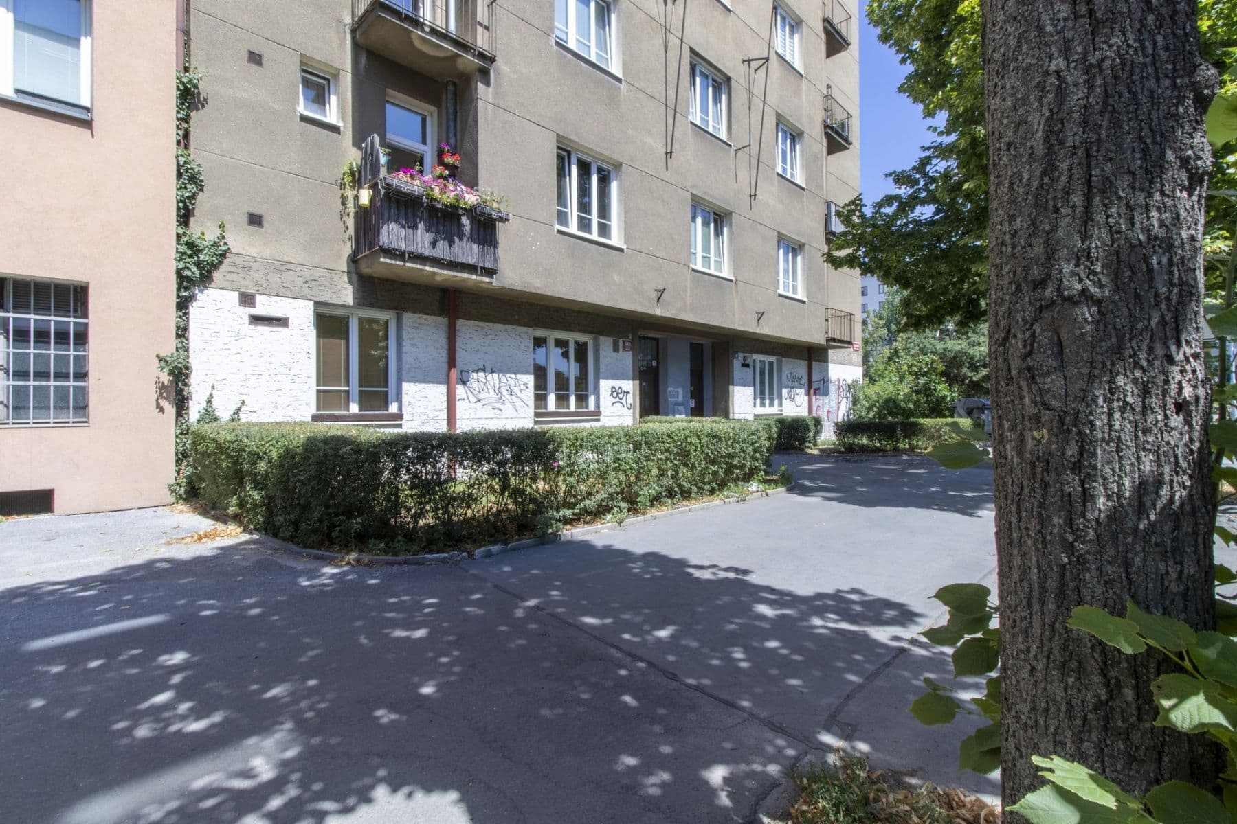 Pronájem bytu 1+1 55 m², 28. pluku, Praha, Praha Pronájem bytu 1+1 55 m², 28. pluku, Praha, Praha