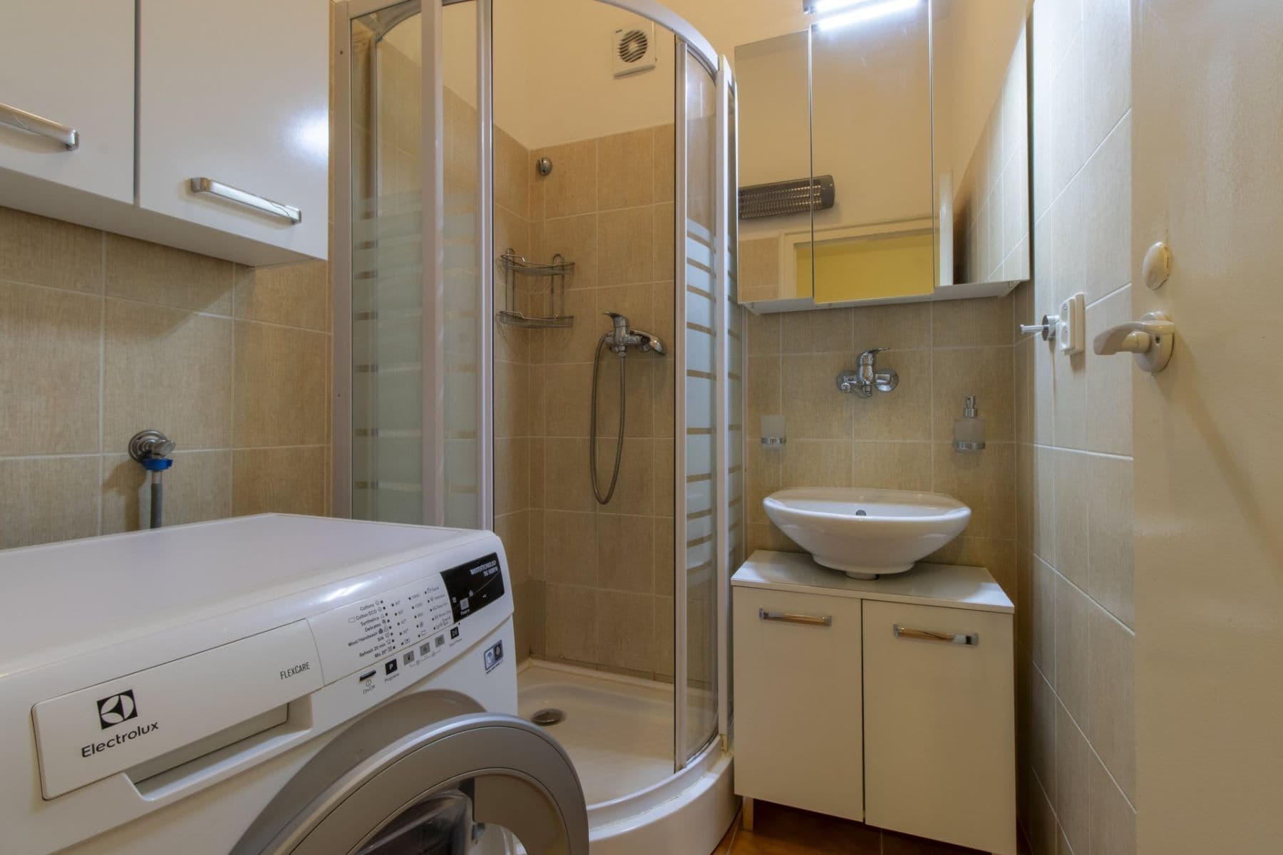 Pronájem bytu 1+1 55 m², 28. pluku, Praha, Praha Pronájem bytu 1+1 55 m², 28. pluku, Praha, Praha