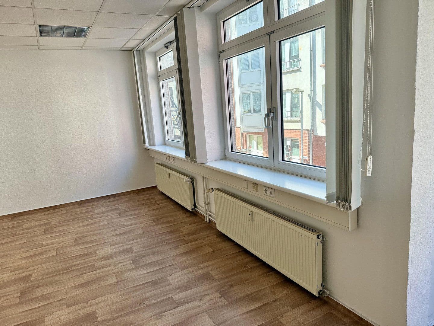 Pronájem kanceláře 75 m², Lübecker Straße 25-27, Schwerin - Altstadt, Mecklenburg-Vorpommern Pronájem kanceláře 75 m², Lübecker Straße 25-27, Schwerin - Altstadt, Mecklenburg-Vorpommern