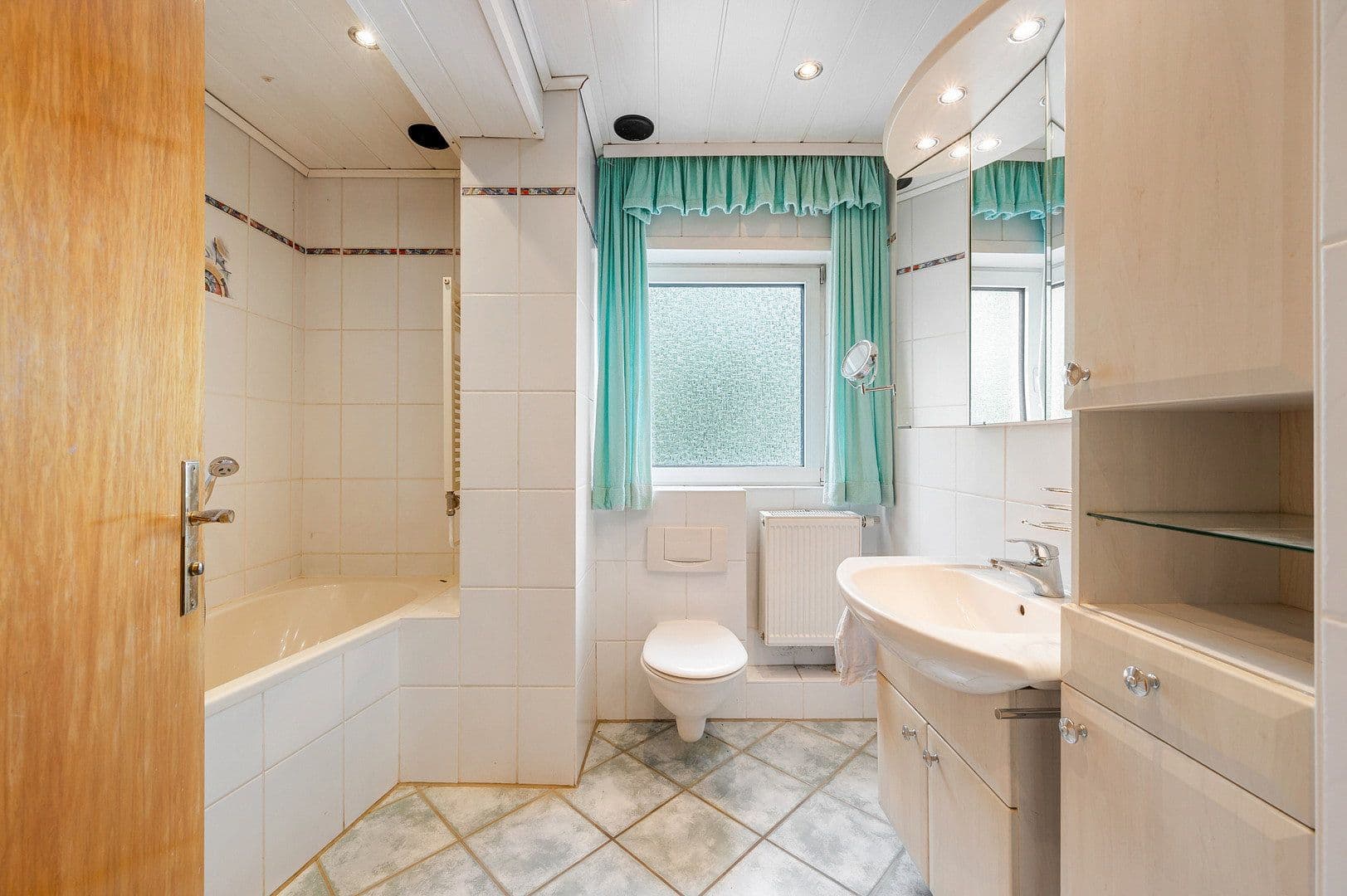 Prodej domu 213 m², pozemek 399 m², Königsteiner Straße 9, Eppstein, Hessen Prodej domu 213 m², pozemek 399 m², Königsteiner Straße 9, Eppstein, Hessen