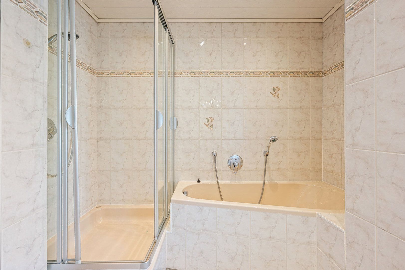 Prodej domu 213 m², pozemek 399 m², Königsteiner Straße 9, Eppstein, Hessen Prodej domu 213 m², pozemek 399 m², Königsteiner Straße 9, Eppstein, Hessen