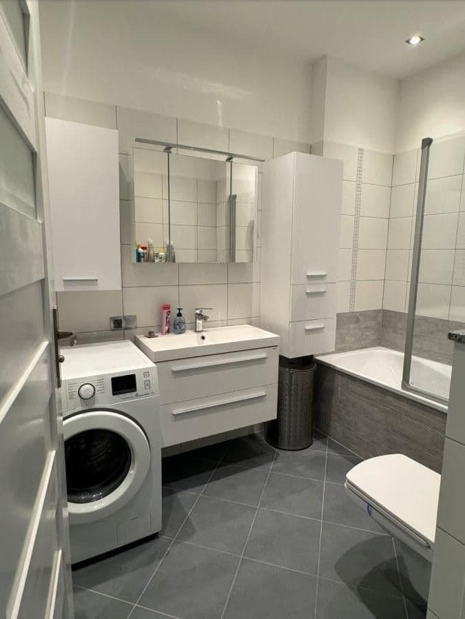 Pronájem bytu 1+kk 40 m², Düsseldorf, Severní Porýní-Vestfálsko Pronájem bytu 1+kk 40 m², Düsseldorf, Severní Porýní-Vestfálsko