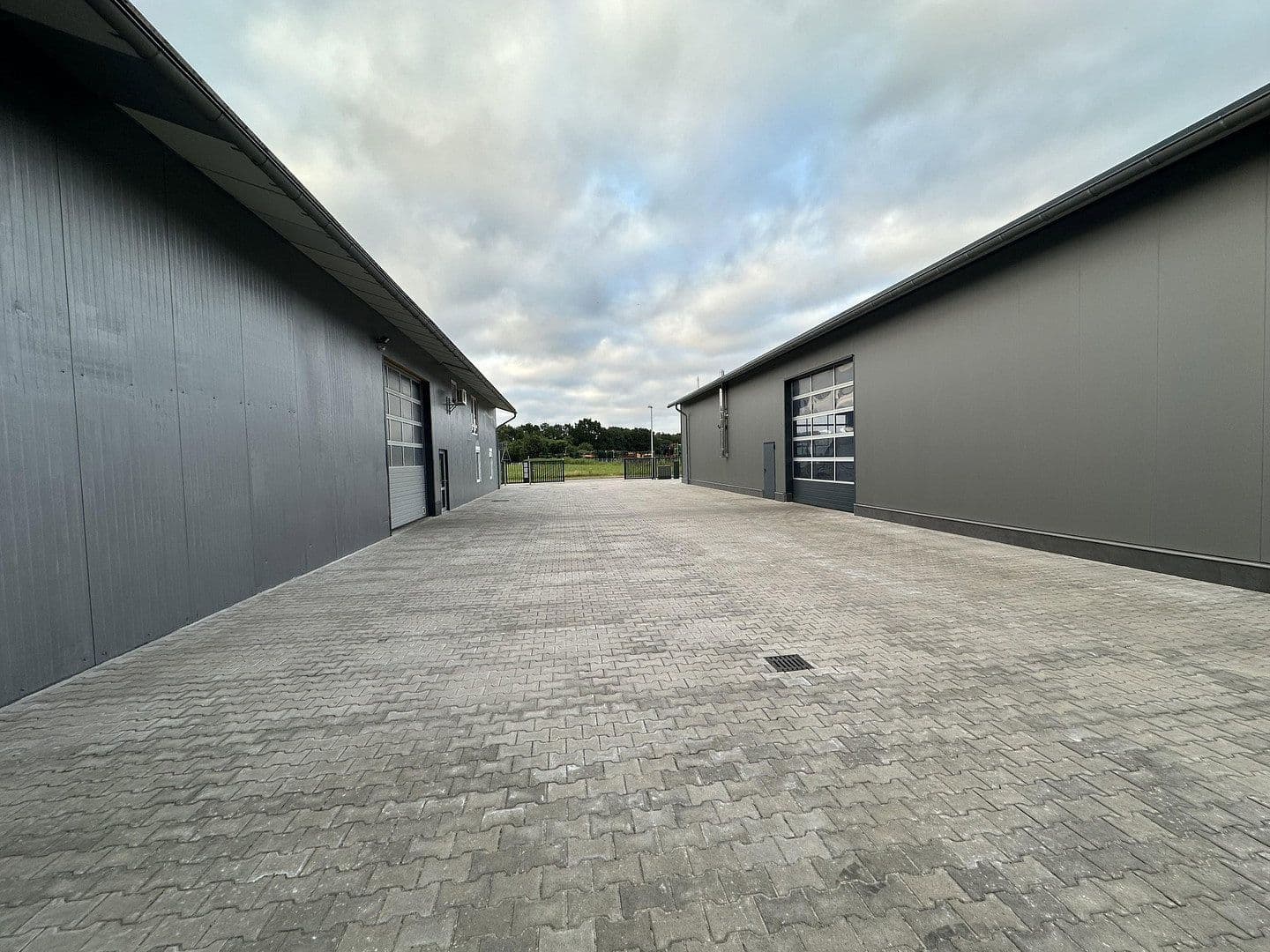 Prodej nebytového prostoru 3.125 m², Hude (Oldenburg), Dolní Sasko Prodej nebytového prostoru 3.125 m², Hude (Oldenburg), Dolní Sasko