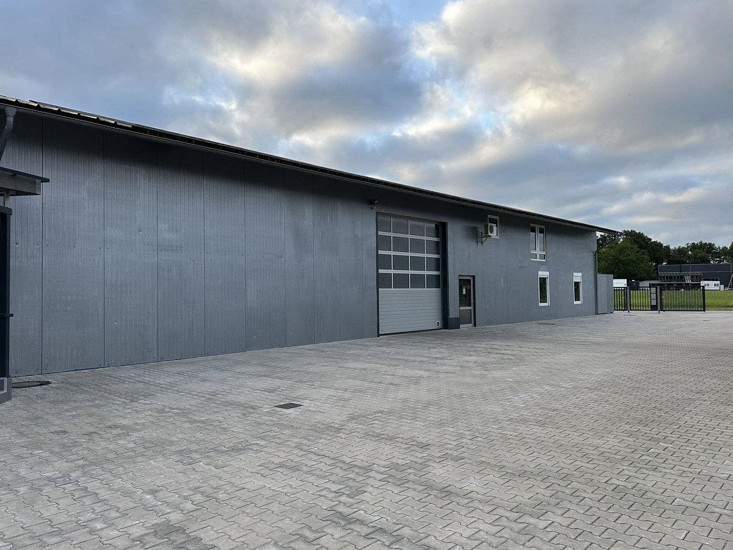 Prodej nebytového prostoru 3.125 m², Hude (Oldenburg), Dolní Sasko Prodej nebytového prostoru 3.125 m², Hude (Oldenburg), Dolní Sasko