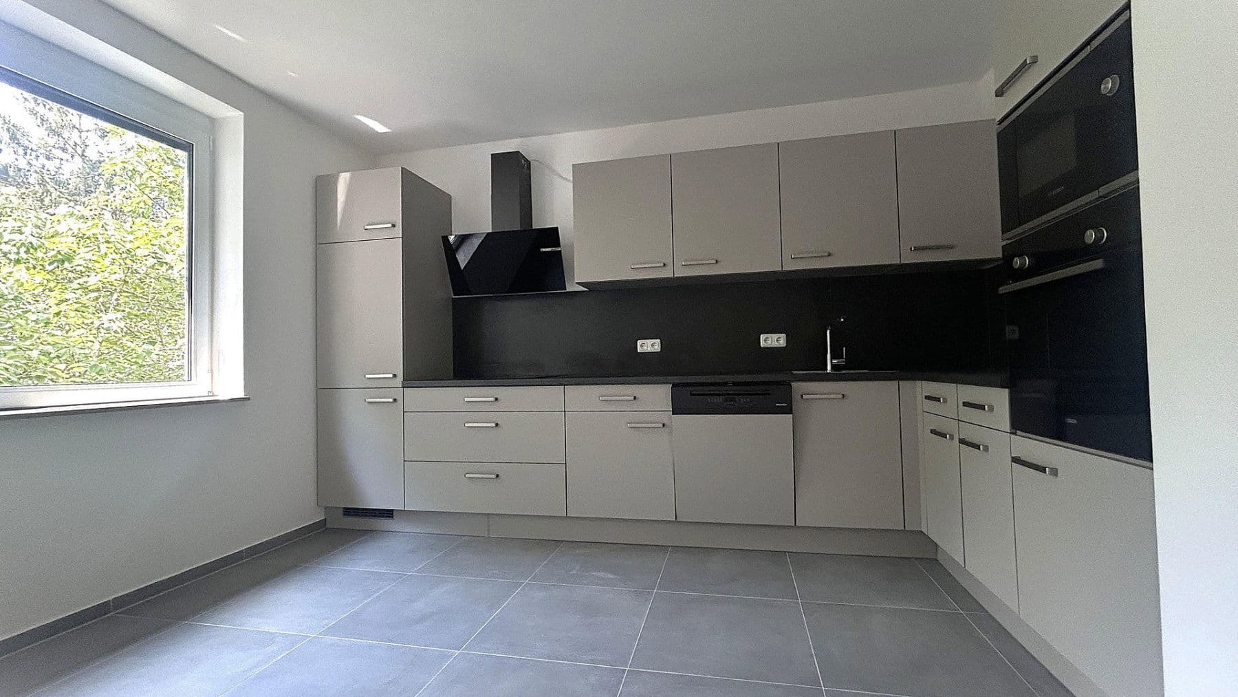 Pronájem bytu 2+kk 89 m², Ellingerweg 98, München, Bavorsko Pronájem bytu 2+kk 89 m², Ellingerweg 98, München, Bavorsko