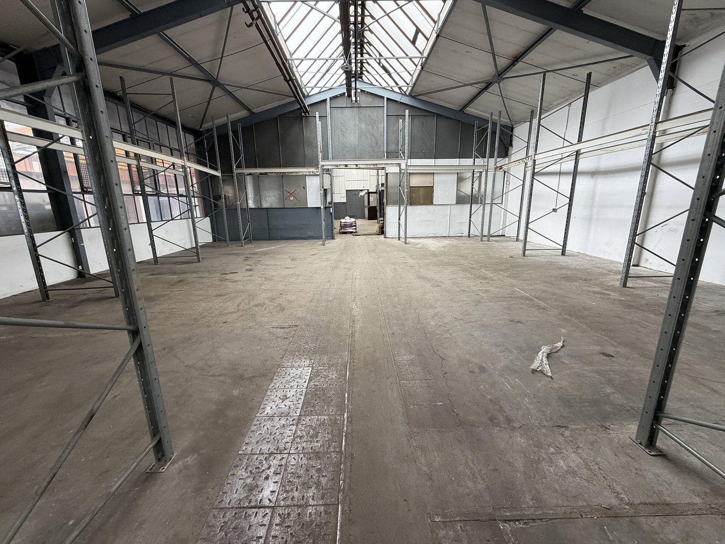 Pronájem nebytového prostoru 540 m², Posener Straße 35A, Lübeck, Šlesvicko-Holštýnsko Pronájem nebytového prostoru 540 m², Posener Straße 35A, Lübeck, Šlesvicko-Holštýnsko