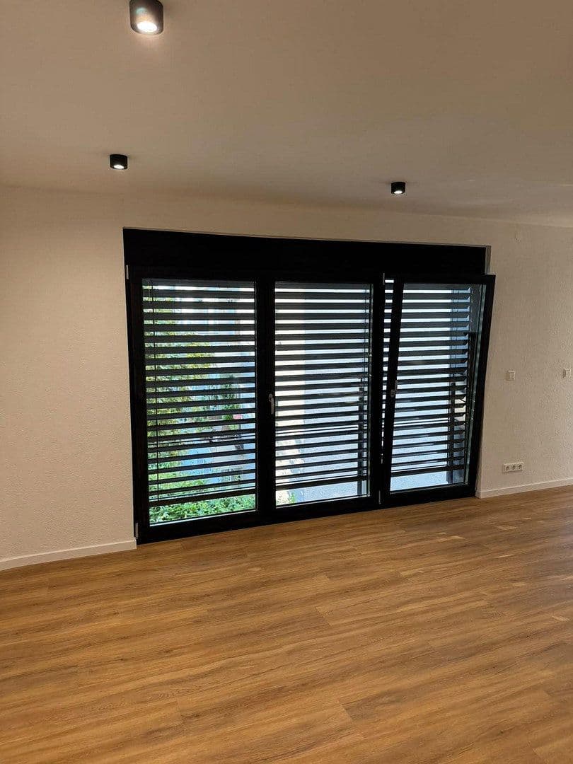 Pronájem bytu 2+1 65 m², Stuttgart, Bádensko-Württembersko Pronájem bytu 2+1 65 m², Stuttgart, Bádensko-Württembersko