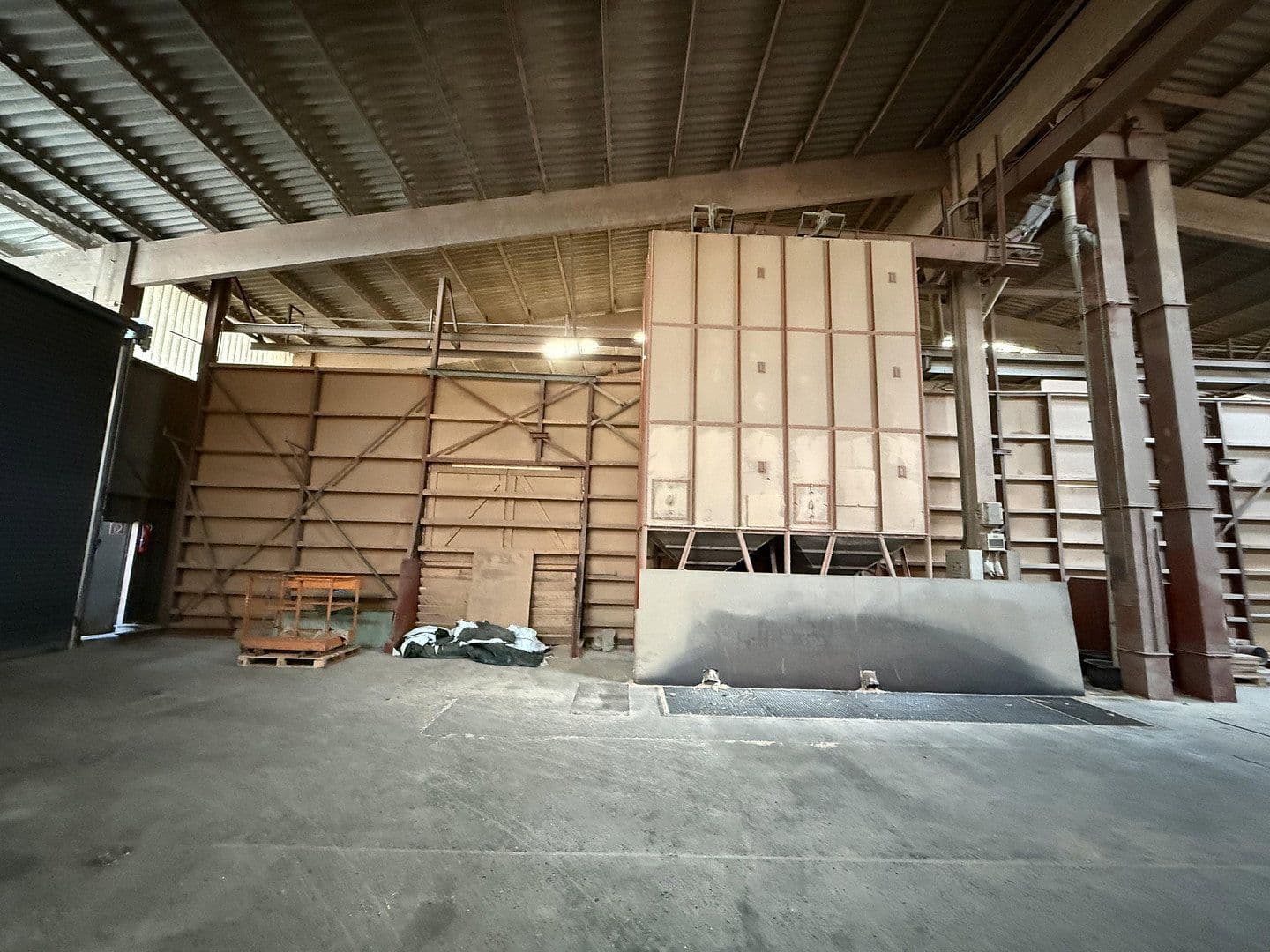 Prodej nebytového prostoru 9.227 m², Lütersheimer Straße 2, Volkmarsen, Hessen Prodej nebytového prostoru 9.227 m², Lütersheimer Straße 2, Volkmarsen, Hessen