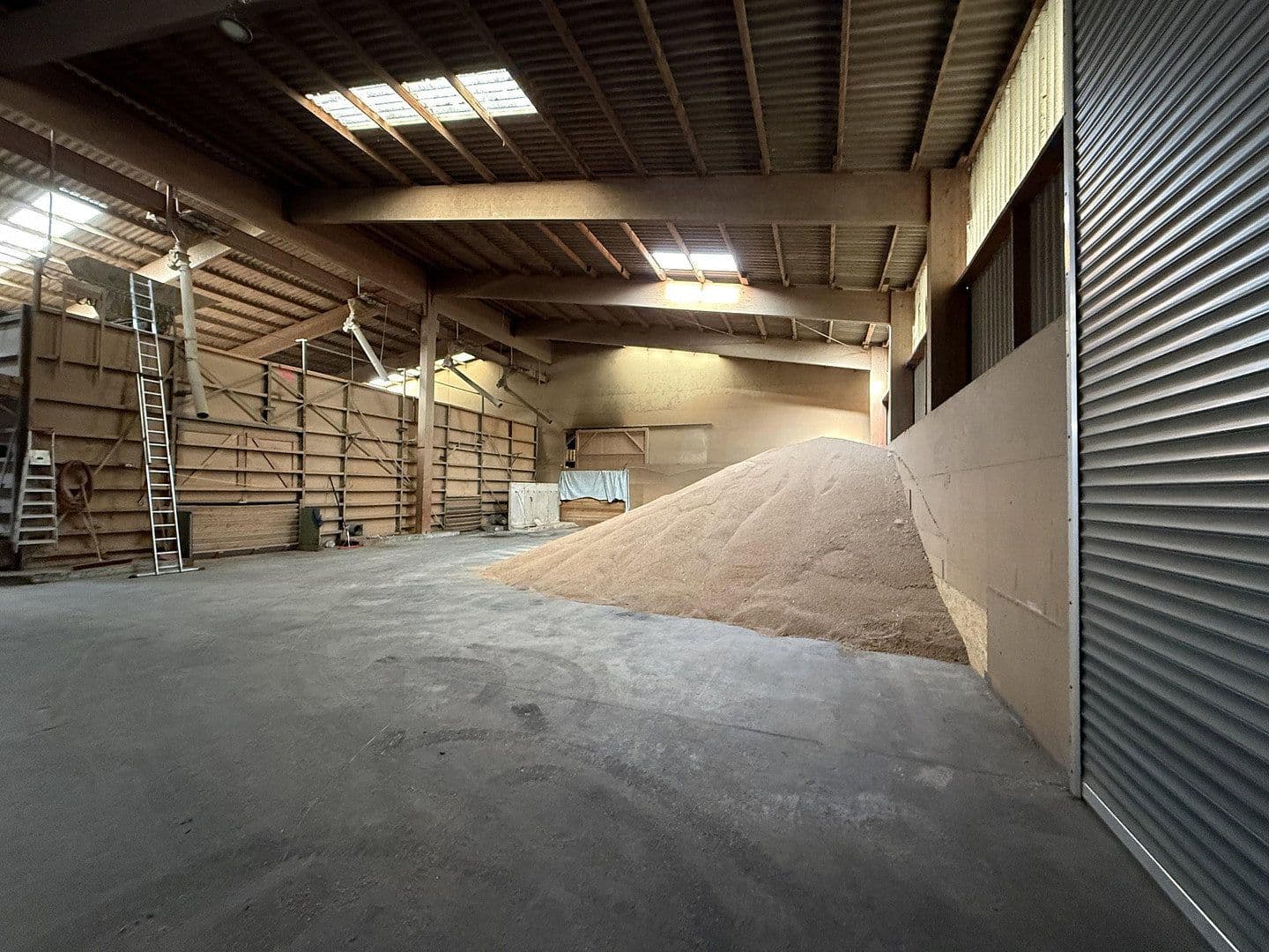Prodej nebytového prostoru 9.227 m², Lütersheimer Straße 2, Volkmarsen, Hessen Prodej nebytového prostoru 9.227 m², Lütersheimer Straße 2, Volkmarsen, Hessen