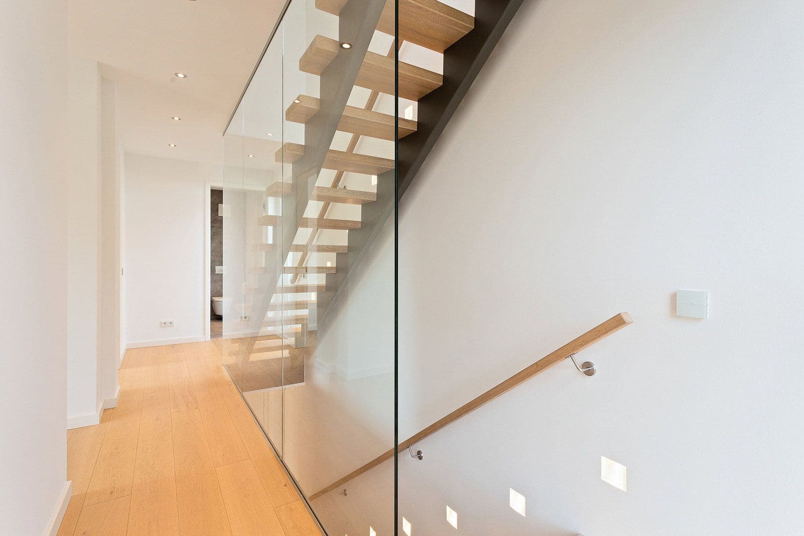 Prodej domu 169 m², pozemek 160 m², Höchsterstr. 11b, Liederbach am Taunus, Hessen Prodej domu 169 m², pozemek 160 m², Höchsterstr. 11b, Liederbach am Taunus, Hessen