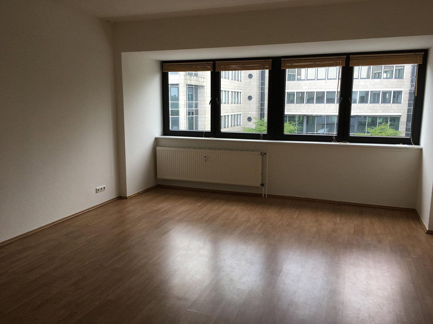 Pronájem bytu 1+1 45 m², Monschauer Str. 13, Düsseldorf, Severní Porýní-Vestfálsko Pronájem bytu 1+1 45 m², Monschauer Str. 13, Düsseldorf, Severní Porýní-Vestfálsko
