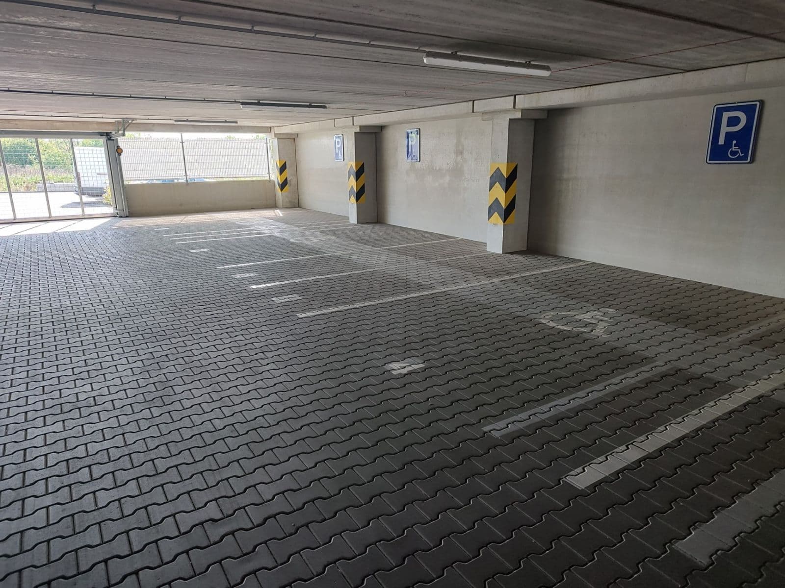 Pronájem garáže 17 m², Bryksova, Praha, Praha Pronájem garáže 17 m², Bryksova, Praha, Praha